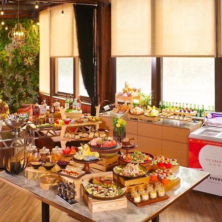Taipei Garden Hotel - Ximending Екстер'єр фото A dessert buffet