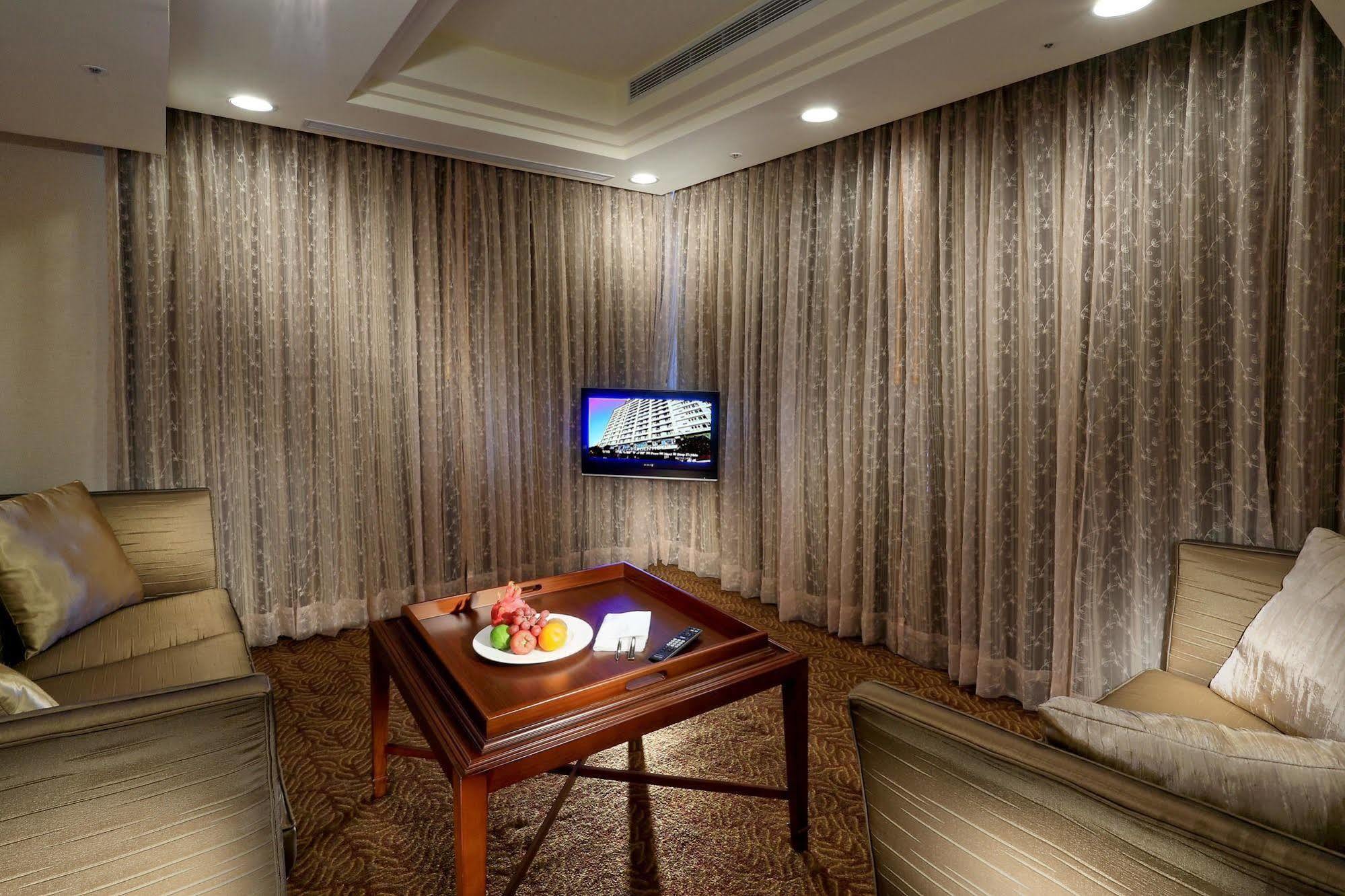 Taipei Garden Hotel - Ximending Екстер'єр фото A living room in a hotel suite